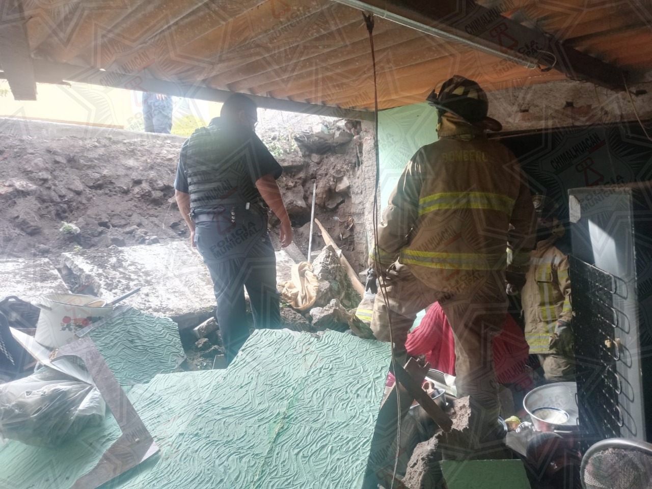 Policía de Chimalhuacán rescata a dos personas por colapso de barda (5)