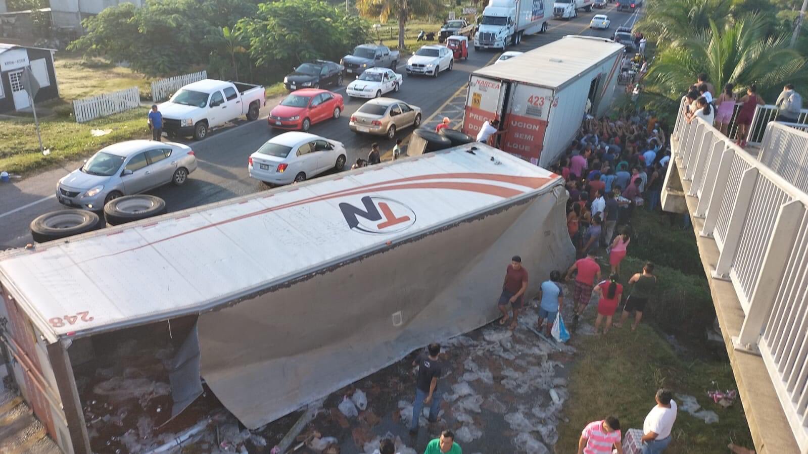 rapina-de-cervezas-en-tabasco-por-volcadura-de-trailer