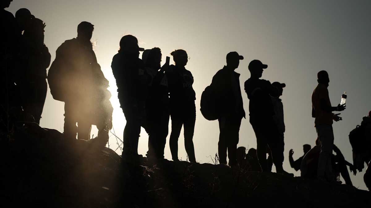 Cientos de migrantes de diversas nacionalidades intentaron cruzar la frontera entre México y Estados Unidos en Ciudad Juárez.