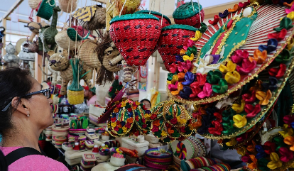 Verbena navideña en el zócalo se enriquece con artesanos de 12 estados de la República