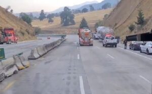 complicaciones_viales_provocaron_la_volcadura_de_una_pipa_en_la_mxxico-puebla_durante_la_madrugada