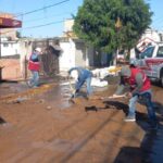 Atiende Gobierno del EdoMéx fuga de agua potable en Atizapán de Zaragoza; apoya a familias y realiza limpieza