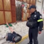 Policía de Ixtapaluca, derriba a tripulantes de motocicleta en circulación, para detenerlos, ambos están graves.