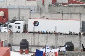 1 hallan a 229 migrantes