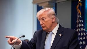 1 trump amenazo a perirostas