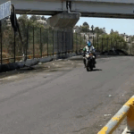 Motociclistas del oriente del Edomexenfrentan baches, lluvia y calles oscuras para llegar al trabajo