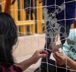 Indocumentados pierden la fe de entrar a EU y se quedan en Ciudad Juárez donde son extorsionados hasta por autoridades