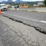 Ya hay señalamientos en la grieta del puente de Tlapala Chalco para evitar accidentes