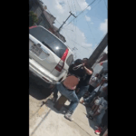 Exhiben en video a madre que castiga a su hijo señalado por robo en Nezahualcóyotl