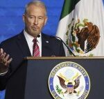 Embajador de EU celebra la independencia y omite a México, hace un año decía ‘somos familia’, ahora ni a la presidenta nombró