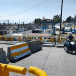 Automovilistas desafían cierre del puente de Tlapacoya; vecinos alertan por riesgo de accidentes