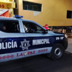 A BORDO DE LA UNIDAD LA PAZ 338; POLICÍAS MUNICIPALES REALIZAN “OPERATIVOS NOCTURNOS”, PARA ROBAR A NOCTAMBULOS