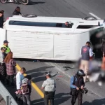 Vuelca combi en la México-Pachuca; hay unas 16 personas heridas