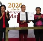 Sheinbaum firma decreto para hacer más transparente y accesible la información del gobierno, pero se reserva información de seguridad nacional.
