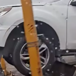 Motociclista gana el paso a una camioneta y activa el sistema antifugas en la Peñón-Texcoco