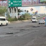 En Ixtapaluca los baches que no faltan encienden reclamos, los transportistas reparan avenida por su cuenta 