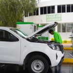 Atención automovilistas con engomado rojo